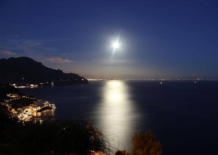 https://www.cappuccini-amalfi.it/wp-content/uploads/2019/03/6..Moonrise-in-november.jpg